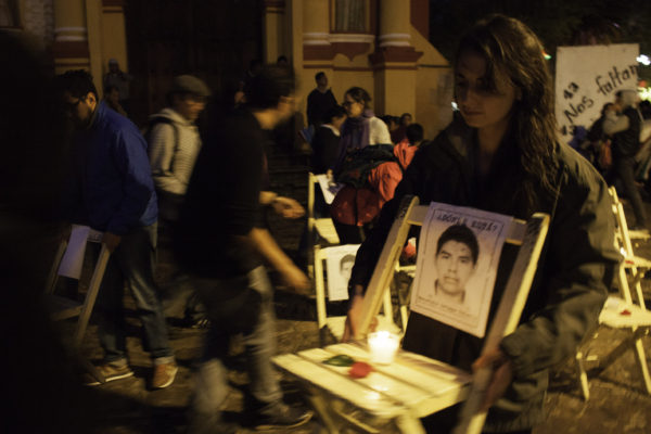 San Cristobal de Las Casas, Chiapas. 26 de septiembre de 2016. Aproximadamente mil personas de organizaciones, estudiantes, maestros e internacionales se con dos marchas, musica, poesia y proyecciones de documentales recuerdan hoy en la Plaza de La Resistencia a los 43 estudiantes de la normal rural de Ayotzinapa desaparecidos supuestamente por policias hace dos anos. Foto: Moysés Zúñiga Santiago