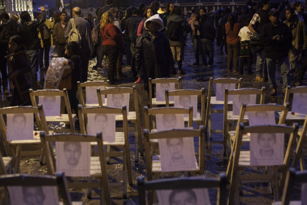 San Cristobal de Las Casas, Chiapas. 26 de septiembre de 2016. Aproximadamente mil personas de organizaciones, estudiantes, maestros e internacionales se con dos marchas, musica, poesia y proyecciones de documentales recuerdan hoy en la Plaza de La Resistencia a los 43 estudiantes de la normal rural de Ayotzinapa desaparecidos supuestamente por policias hace dos anos. Foto: Moysés Zúñiga Santiago