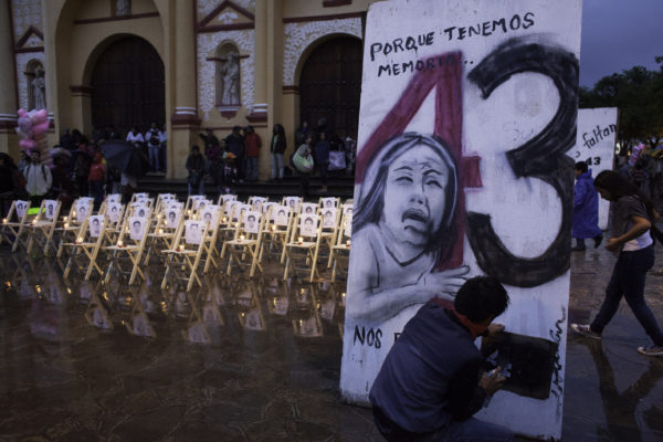 San Cristobal de Las Casas, Chiapas. 26 de septiembre de 2016. Aproximadamente mil personas de organizaciones, estudiantes, maestros e internacionales se con dos marchas, musica, poesia y proyecciones de documentales recuerdan hoy en la Plaza de La Resistencia a los 43 estudiantes de la normal rural de Ayotzinapa desaparecidos supuestamente por policias hace dos anos. Foto: Moysés Zúñiga Santiago