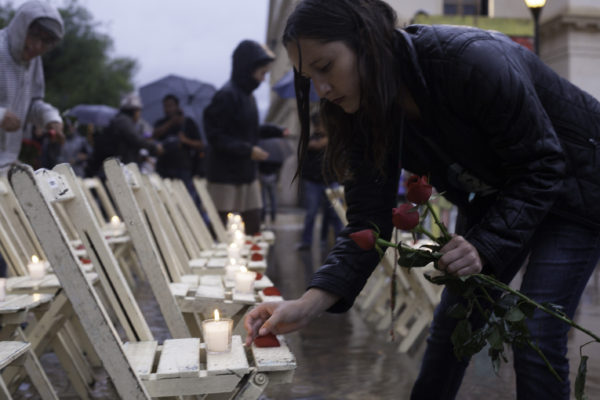 San Cristobal de Las Casas, Chiapas. 26 de septiembre de 2016. Aproximadamente mil personas de organizaciones, estudiantes, maestros e internacionales se con dos marchas, musica, poesia y proyecciones de documentales recuerdan hoy en la Plaza de La Resistencia a los 43 estudiantes de la normal rural de Ayotzinapa desaparecidos supuestamente por policias hace dos anos. Foto: Moysés Zúñiga Santiago