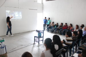 Cecilia Mendoza realizando una ponencia sobre riesgos sísmicos. 