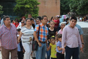 Largas filas de personas para ingresar al Teatro de la Ciudad. Foto: Andrés Domínguez