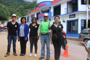 Óscar Pereyra, Dra. Dora Guadalupe Castillejos, Cecilia Mendoza Zea y Júan Jesús Domínguez (Encargado de PC Zona Sierra) y Mitzi Aguilar enfrente de la alcaldía de Siltepec, Chiapas. 