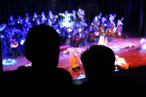 Dos niños muy atentos a la representación del Gladiador. Foto: Andrés Domínguez