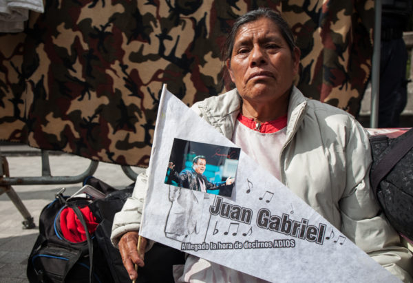 María Hernández vino desde Cuatitlán Izcalli, Estado de México, desde ayer (domingo) a la Alameda Central para el Homenaje a Juan Gabriel en Bellas Artes | CIMACFoto: César Martínez López