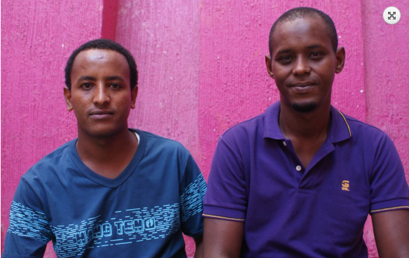 Ismael de Somalia, y su amigo Hash de Eritrea, en el Hotel Palafox. "No sé si mi familia está viva o muerta", dice Ismael. Foto: Manuel Ureste