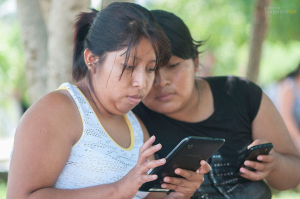 Jóvenes del ejido exploran la intranet comunitaria