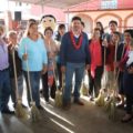 Marco Cancino promocionando entrega de escobas a mujeres de San Cristóbal de las Casas. 