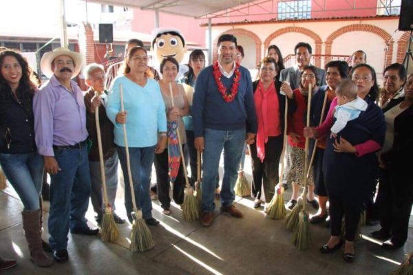 Marco Cancino promocionando entrega de escobas a mujeres de San Cristóbal de las Casas. 