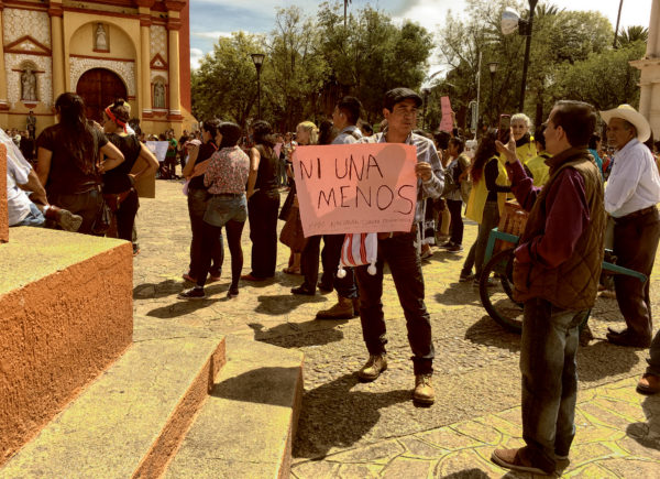 El regidor de Morena, Carlos Herrera, dando una entrevista para manifestar su apoyo a la acción que sucedía a sus espaldas.