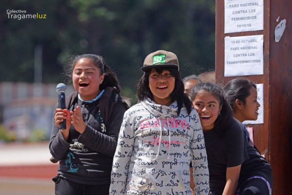 Jóvenes iniciando el mitin en contra de los feminicidios.