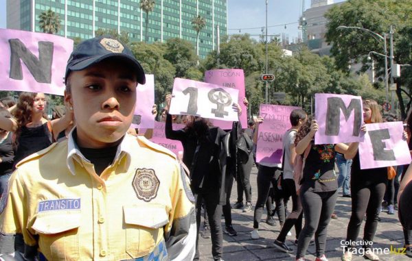 Las mujeres policías "resguardan" la movilización que de forma autoconvocada comenzó en el ángel de la independencia a alas 11 de la mañana. Uno d elos contingentes más activo fue el de estudiantes del Claustro de Sor Juana. Ciudad de México