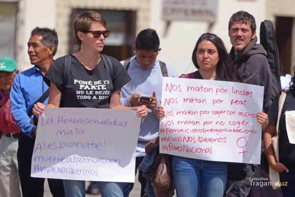 Mujeres organizadas expresando sus pensamientos.