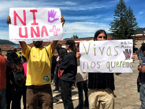 Muchachos que, al margen del evento y respetuosos de la organización, acudieron también a pronunciarse en contra de los feminicidios.