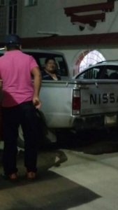Habitantes de Ixtacomitán lograron detener a uno de los agresores, a quien desean entregar a las autoridades. 