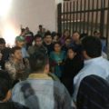 Padres de familia reciben afuera de la delegación de la PGR en Chiapas, a sus hijos estudiantes de escuelas de educación Normal Superior. Foto: Cortesía 