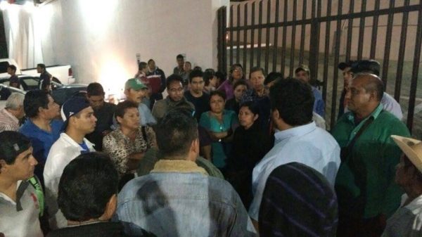 Padres de familia reciben afuera de la delegación de la PGR en Chiapas, a sus hijos estudiantes de escuelas de educación Normal Superior. Foto: Cortesía