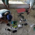 Cargando celulares en Lesbos, Grecia. Foto AP por Thanassis Stavrakis.