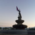 Activistas colocan bandera morada en el monumento a la Diana Cazadora Foto: Cortesía