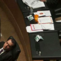 Albores Gleason durmiendo en su curul del Senado