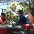Esta tarde fueron enterrados los cuerpos de las personas fallecidas en el accidente. Foto: Raúl Vera