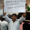 Con una pancarta el reportero llegó a la sesión del Congreso del Estado. Foto: Ainer Marroquin. 
