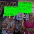Mujeres protestan contra mineras
