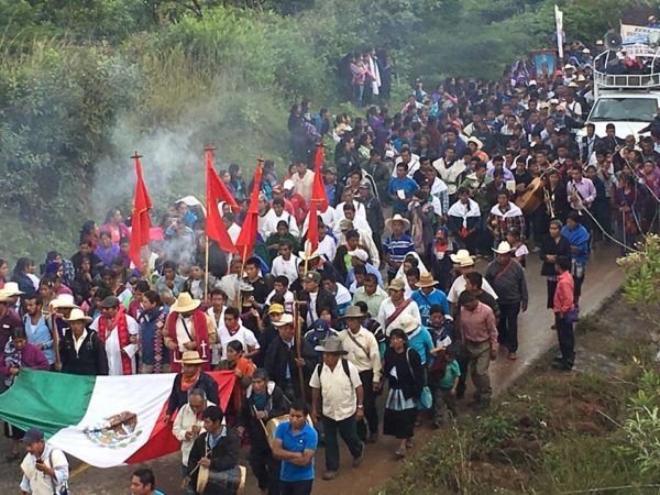 Chiapas es “un territorio de importancia geopolítica para los gobiernos de México y de Estados Unidos”, por ser un territorio con abundantes recursos naturales ––donde habita población indígena y campesina–– es blanco para el capital: con la explotación de los recursos naturales, la privatización de los recursos productivos, la extracción del agua, la creación de las eólicas y la producción de cultivos transgénicos.