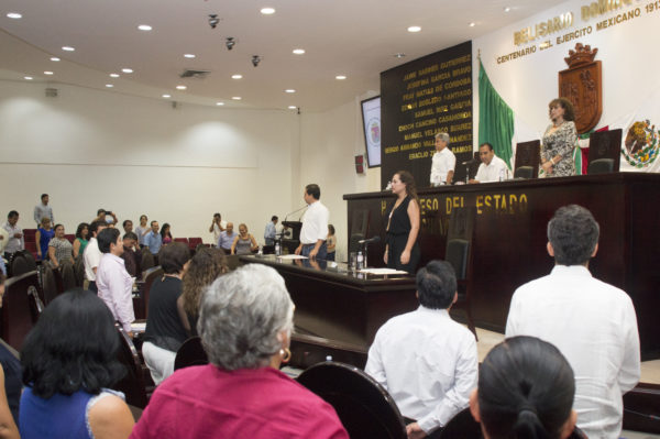 El Congreso chiapaneco posee un muy bajo nivel de pluralidad política, puesto que ello se reduce a seis diputados de oposición repartidos equitativamente entre el PAN, el PRD y Morena; más una que ahora es independiente, pero llegó al Congreso a través del Morena.