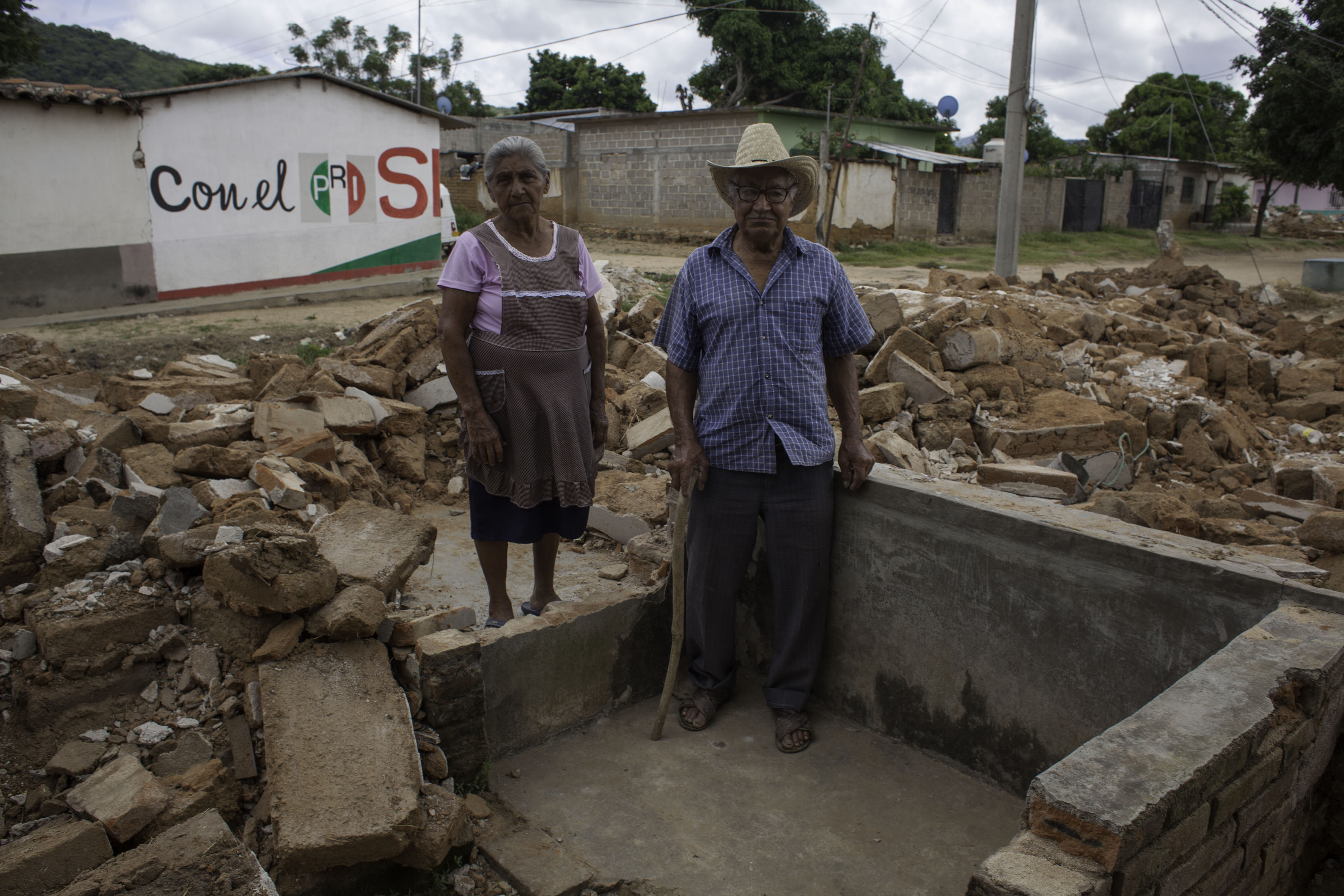 Cintalapa, Chiapas. 18 de Septiembre de 2017.
La senora Luz Garcia Lopez y su esposo el senor Alfonso Rodriguez Clemente posan en los escombros de su casa
Elementos de la Marina trabajan en el derrumbamiento de 170 casas afectadas por el sismo del pasado jueves 7 de Septiembre pasado en el ejido Lazaro Cardenas del municipio de Cintalapa en el estado de Chiapas. La ayuda que ha llegado a las mas de 400 familias afectadas consiste unicamente en una pequena despensa del DIF Estatal.
Foto: Moyses Zuniga Santiago