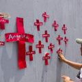 En la pared del Palacio de Gobierno colocaron estas cruces como símbolo de protesta. 
Foto: Joselin Zamora.  