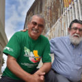 Armando Vázquez-Ramos, coordinador del Proyecto California-Mexico, y Andrés Fábregas Puig, en el muro México-Estados Unidos. Foto: Don Berletti. 
