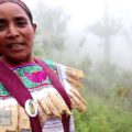 "A veces, queremos comer verduras como éstas y no es necesario comprarlas si uno mismo las tiene sembradas y las puede venir a cortar, para no tener que gastar dinero", observó Juana. 