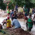 Ejidatarios de Agua Azul intentan restablecer el cause que alimenta las cascadas. Foto: Cortesía