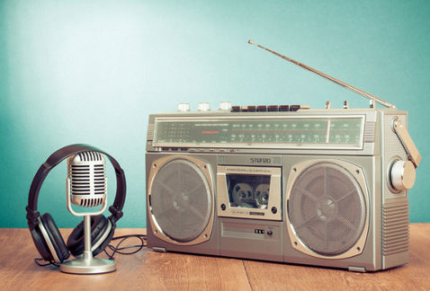 Febrero es el mes de la radio,  la celebración del Día Mundial de la Radio es el 13 de febrero. Para mí es el medio que no pasa de moda y que se ha transformado y adaptado a través del tiempo, de los espacios y de las necesidades de los grupos, de las sociedades.