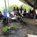 Duermen a la intemperie más de mil indígenas desplazados