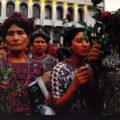 Foto: Cristina Chiquín, "Mujeres frente a la Suprema Corte de Justicia", 2013
