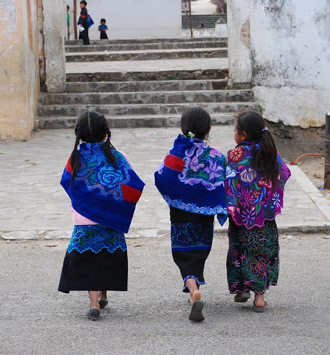 Ese año como cada mes, desde hace más de dos décadas, la tumba de la abuelita estaría con flores, de colores alegres como las que le gustaban, celebrando un aniversario de su nacimiento y fallecimiento, sucedido el mismo día en un mes de septiembre.