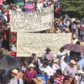 Desplazados de Chenalhó en la marcha junto con los maestros. Foto: cortesía.