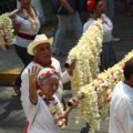 Realizan la ensartada de flor en honor a San Marcos
Foto: Jesús Domínguez