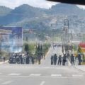Tras desalojo, se enfrentan maestros y policías en San Cristóbal de las Casas (6)