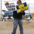 Afuera del debate, un manifestante pide libertad a presos políticos y sacar a la empresa Constellation Brands, en el área de entrada al segundo debate presidencial, en la UABC Tijuana.
Autor: Edgar Lima
Baja California, 20 de mayo de 2018
