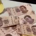 Pobladores detienen a persona que llevaba dinero presuntamente para comprar votos. 