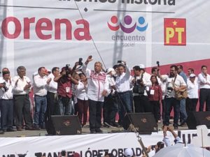 El tema del nuevo aeropuerto de la Ciudad de México ha suscitado una amplia polémica en el espacio público desde hace un buen rato. Sin embargo, mientras se acercaba la fecha de la consulta las distintas opiniones se fueron intensificando. En general, los comentarios básicamente se dividieron en dos segmentos: los que estaban a favor y los que se oponían ala magna obra del sexenio de Peña Nieto.