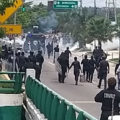 Policías desalojan con gases lacrimógenos a normalistas en movilización por Ayotzinapa  