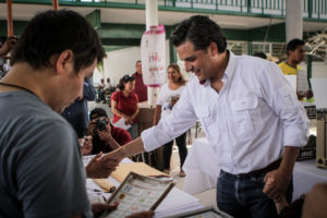 El remolino de Andrés Manuel López Obrador se llevó la gubernatura, 27 presidencias municipales, 11 de 13 diputaciones federales, dos senadurías, la mayoría en el Congreso del Estado y posicionó a Morena como la principal fuerza electoral en Chiapas, según avances del PREP.