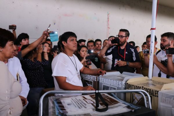 Cuando llegó el grupo de choque a querer robarse las urnas con los votos de la casilla del parque 05 de Mayo en Tuxtla Gutiérrez, él no corrió en sentido contrario para estar a buen resguardo, sino se puso frente a las urnas que tenían los votos de presidente, gobernador y senador y las protegió para que no se las llevaran.