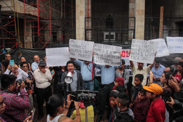 En un solo día a Chiapas le quitaron la esperanza de la cuarta transformación. En un solo día las y los senadores –la mayoría de Morena- dejaron en claro que para ellos el sur sigue siendo sacrificable, un latifundio que les queda lejos y que es mejor dejarlo en manos del hacendado. Si hoy las y los chiapanecos tuvieran que votar de nuevo supieran que el “6 de 6” es una trampa y que en cualquier democracia deben de existir los contrapesos.

