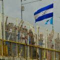 Banderas de Honduras y Guatemala sobre el puente Suchiate 2. Foto: Tragameluz