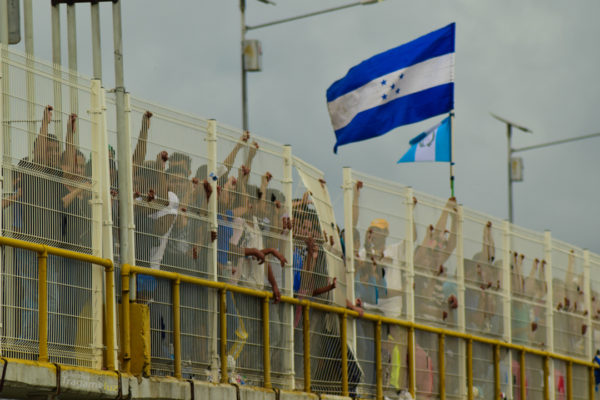 Las hegemonías discursivas y visuales mediáticas buscan el peor rostro, la peor actitud del migrante para justificar su rechazo y la legitimidad de las políticas estatales que regulan y contienen el flujo migratorio, pues son los parricidas, los “indeseables”, a los que se debe detener con la construcción de un muro.